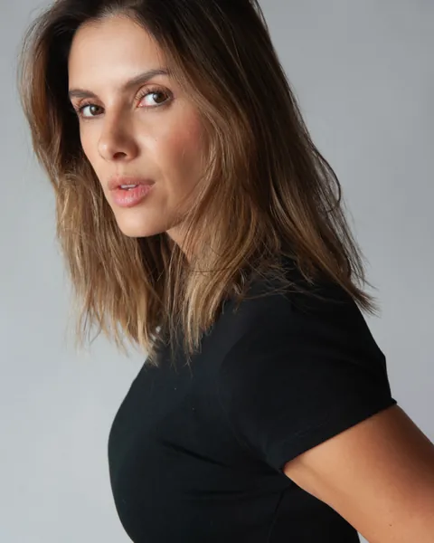 Valeria Galviz de perfil, con camiseta negra