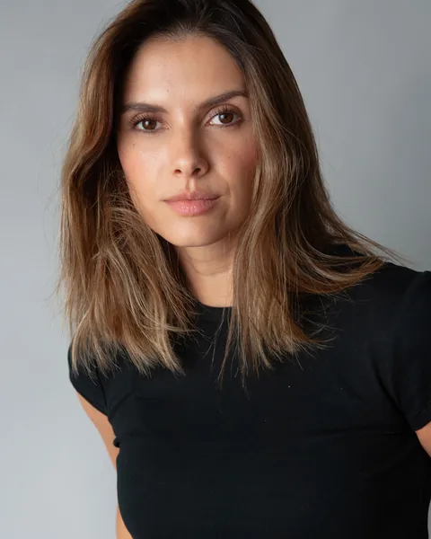 Retrato de Valeria Galviz con camiseta negra