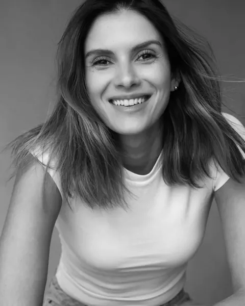 Valeria Galviz sonriendo, en blanco y negro